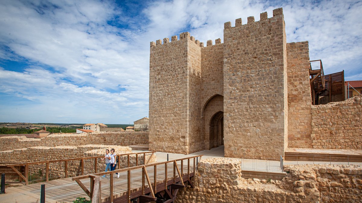 La restauración de la Puerta del Mercado, su foso y sus anexos ha ‘creado’ una nueva postal . / M. TEJEDOR