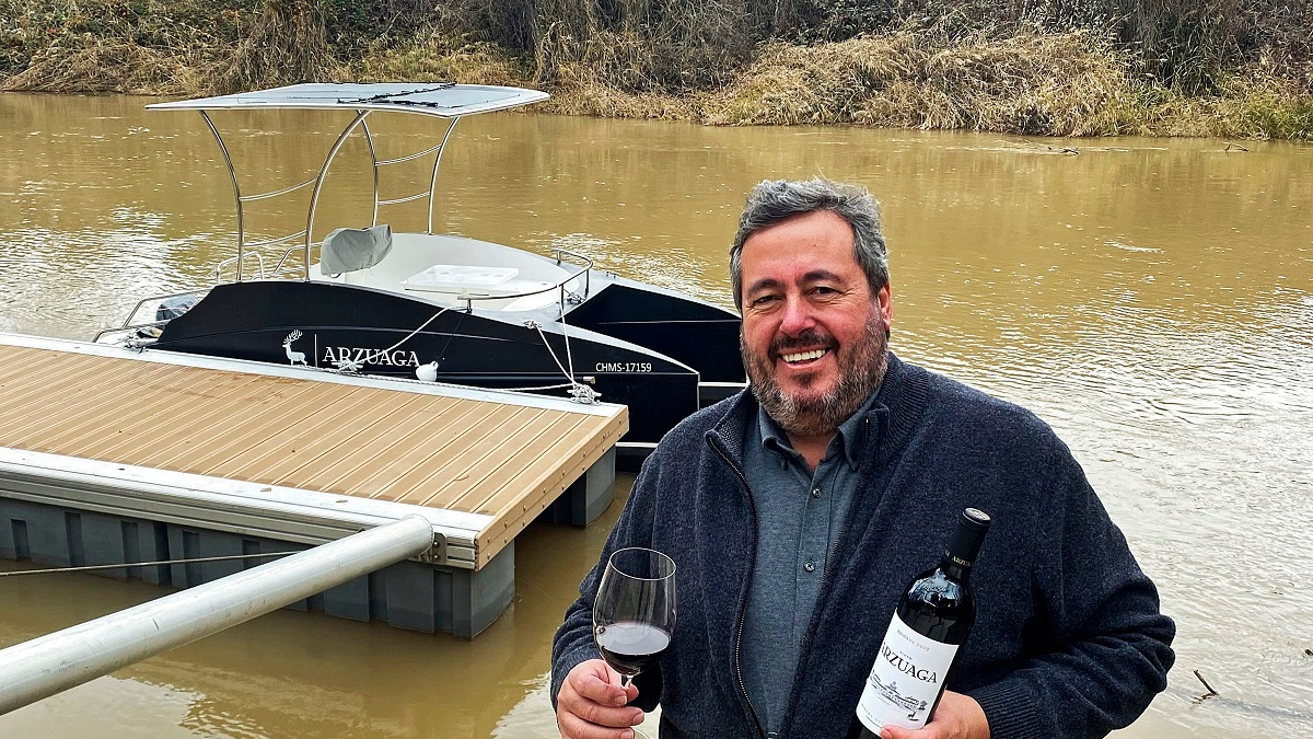 Ignacio Arzuaga, frente al barco con el que Bodegas Arzuaga lleva a cabo sus catas por el Duero.- ARGICOMUNICACIÓN