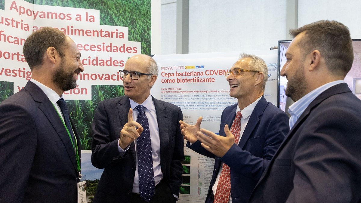 El presidente de la Diputación de Salamanca, Javier Iglesias, y el rector de la Universidad de Salamanca, Ricardo Rivero, visitan el stand de la Usal en Salamaq. -ICAL