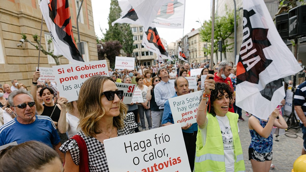 Concentración de la Plataforma Ciudadana Soria Ya! frente a la Subdelagación de Gobierno para exigir la finalización de las autovías A-11 y A-15.- ICAL