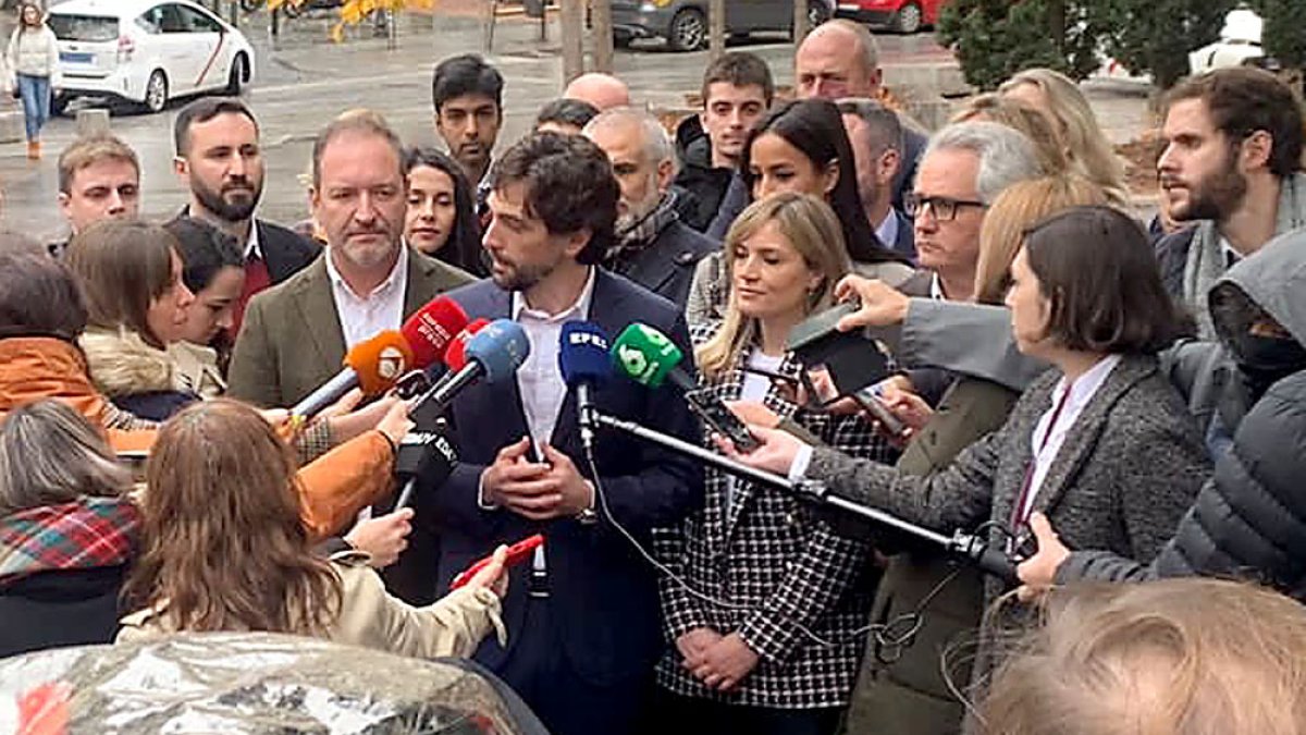 Vázquez atiende a los medios de comunicación en un acto de presentación de la candidatura, junto a Arrimadas. E. M.