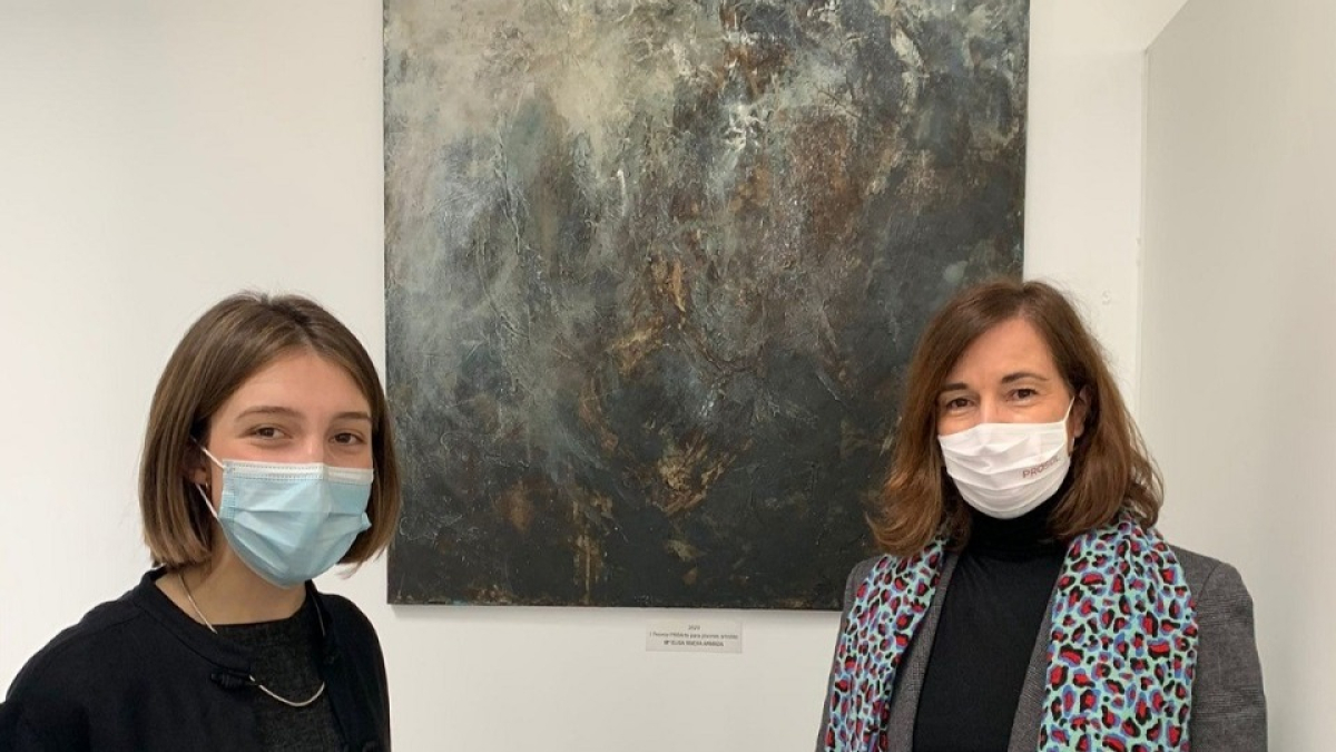 Rocío Hervella (derecha) entrega el I Premio PROArte a María Elisa Rivera (izquierda). ICAL