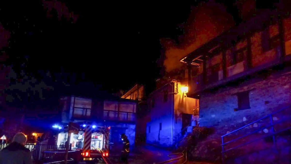 Un incendio calcina la tercera planta y el bajo cubierta de una vivienda en San Clemente de Valdueza, León. -ICAL