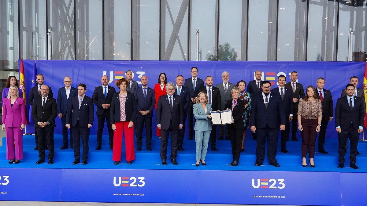 Foto de familia y rueda de prensa de la reunión informal ministerial de Telecomunicaciones en León. -ICAL.