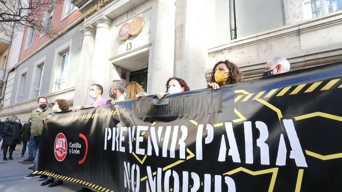 UGT protesta por los fallecidos en accidente laboral. - ICAL