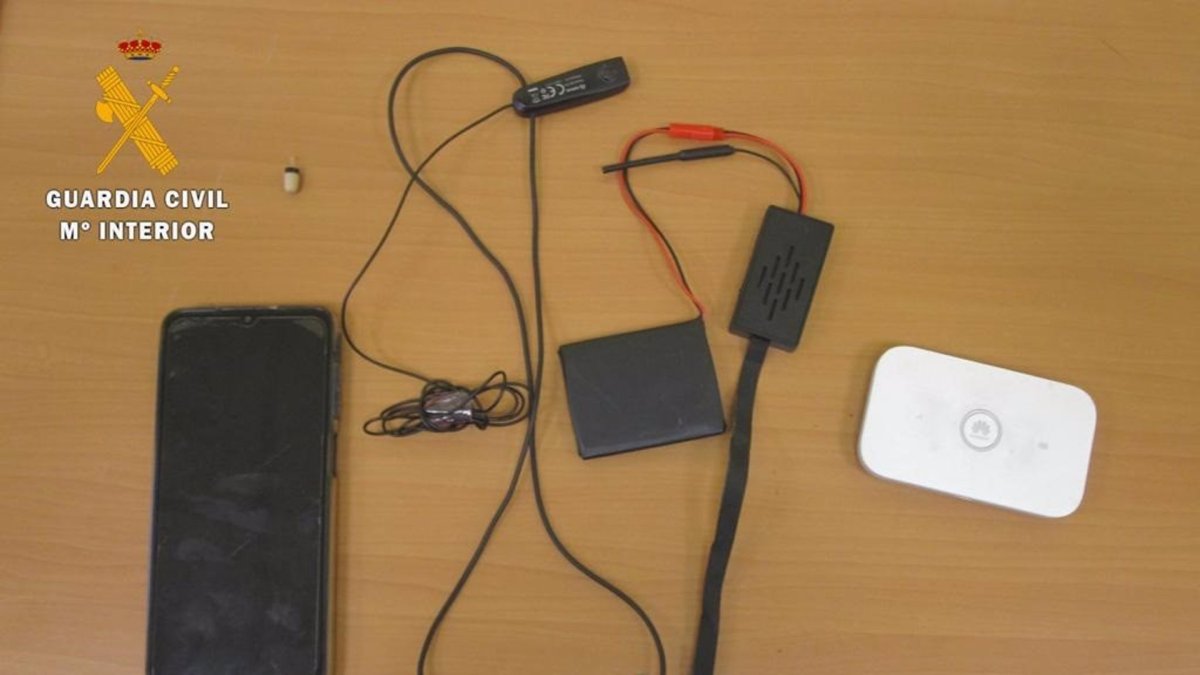 Aparatos encontrados a un individuo que ha sido denunciado por utilizar medios audiovisuales en un examen para el permiso de Conducción. - GUARDIA CIVIL