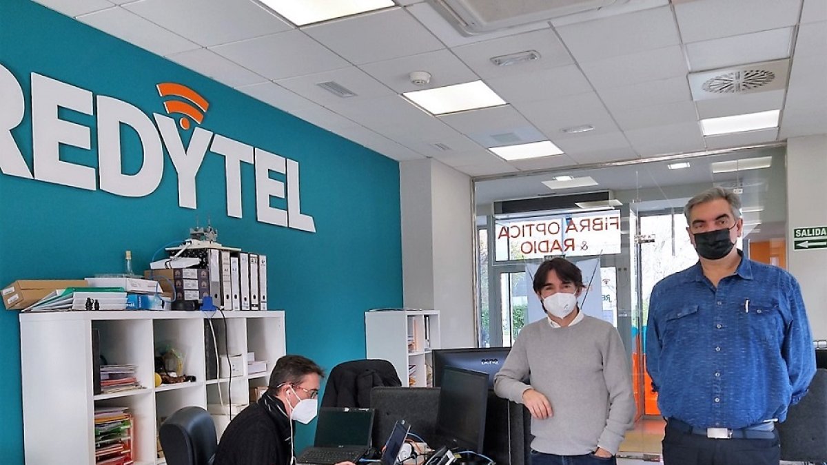 Personal de Redytel IoT en las instalaciones de la empresa berciana. EL MUNDO.