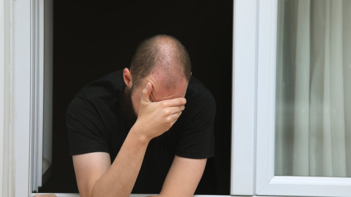 Un joven en la ventana de su domicilio. -ICAL