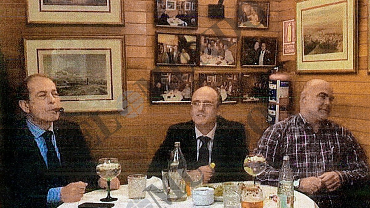 El general de la Guardia Civil, Francisco Espinosa Navas, comparte comida con un empresario y el mediador de la trama, Antonio Navarro.- EL MUNDO