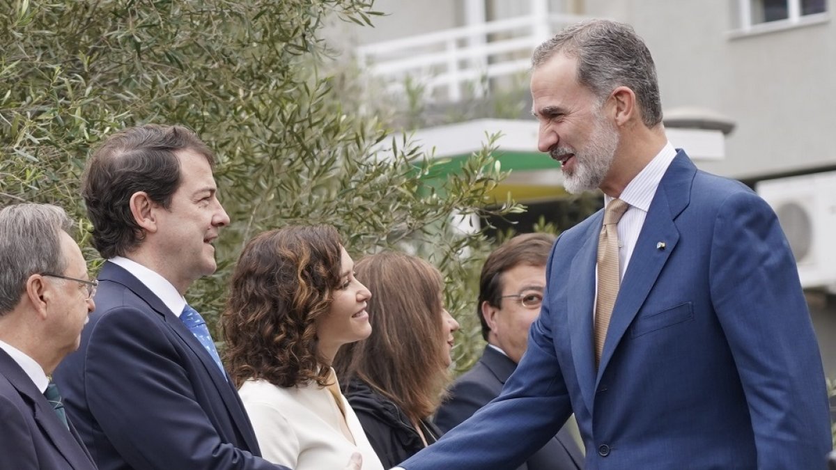Alfonso Fernández Mañueco saluda al Rey Felipe VI, antes de la Conferencia de Presidentes en La Palma. ICAL