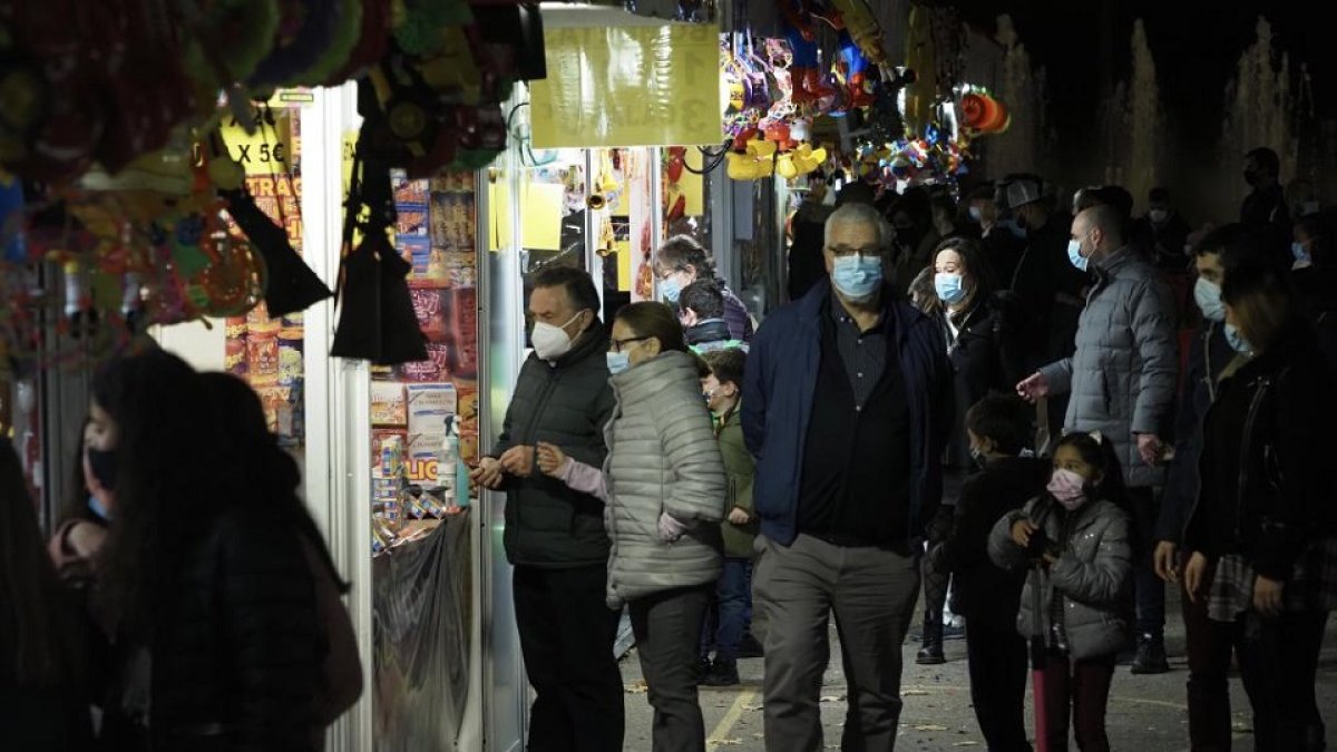 Personas con mascarilla en un mercado navideño de Valladolid.- PHOTOGENIC
