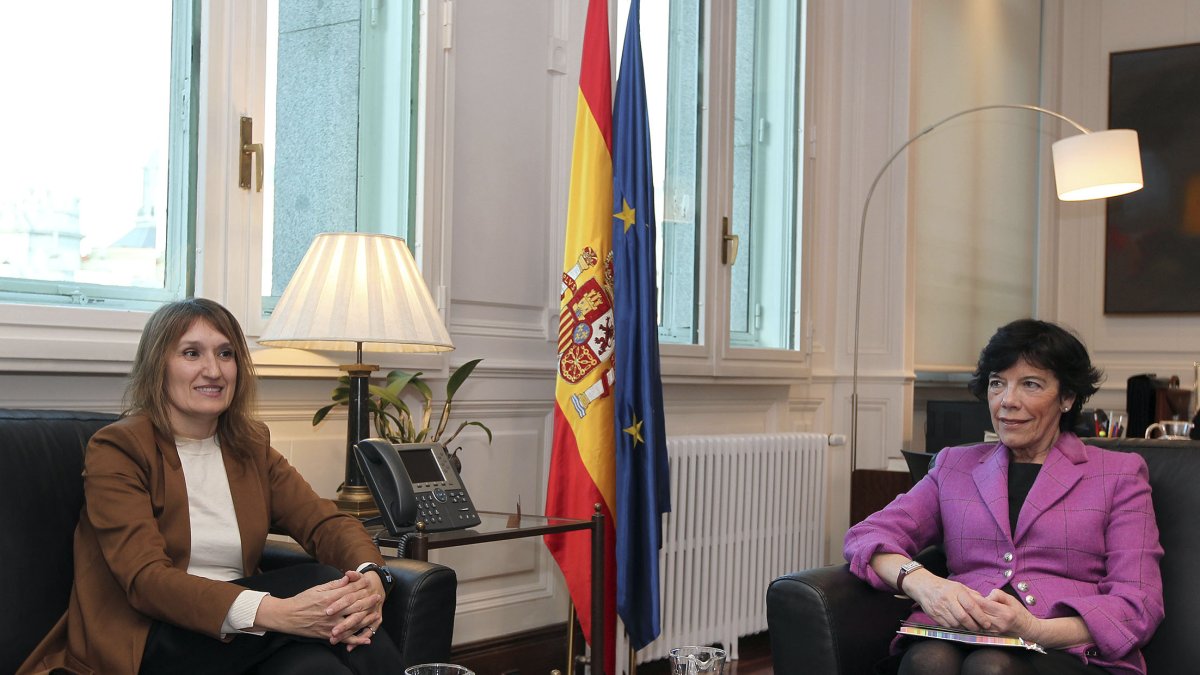 L consejera de Educación de la Junta, Rocío Lucas, y la ministra de Educación del Gobierno, Isabel Celaá, ayer durante el encuentro. - ICAL