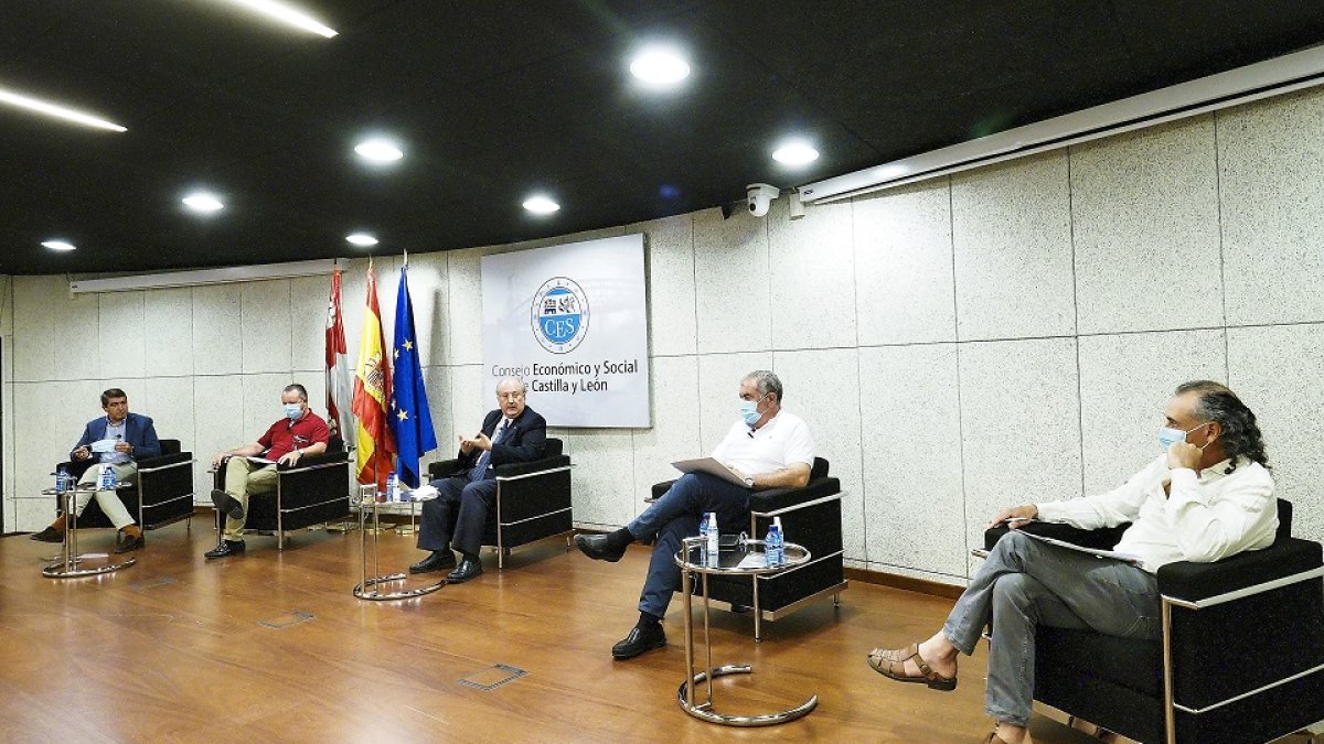 Pablo R. Lago, Donaciano Dujo, Enrique Cabero, Aurelio González y Jesús Manuel González Palacín participan en el encuentro digital. REPORTAJE GRÁFICO DE PHOTOGENIC/MIGUEL ÁNGEL SANTOS