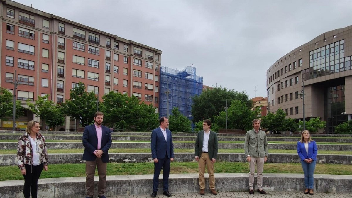 El candidato a lehendakari, Carlos Iturgaiz, con el presidente de Castilla y León, Alfonso Fernández Mañueco, y el número dos de la coalición por Bizkaia, Luis Gordillo, junto a otros dirigentes del PP en un acto electoral en Barakaldo.- E. PRESS