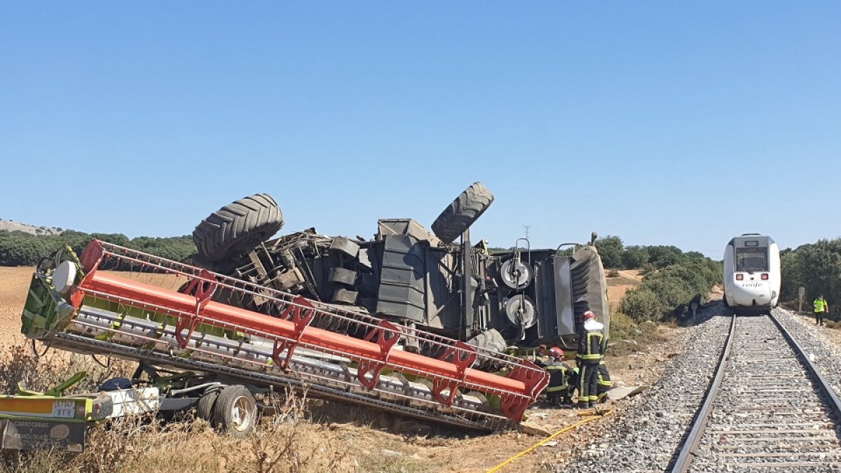 Resultado de la colisión entre la cosechadora y el tren Madrid-Soria. - SUBDELEGACIÓN DEL GOBIERNO EN SORIA