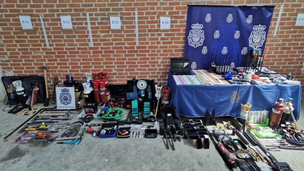 Herramientas y armas intervenidas en los registros. -E.M.