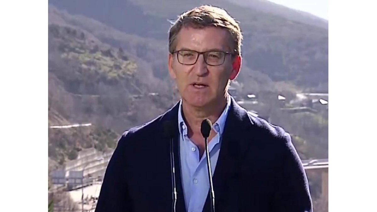 Alberto Núñez Feijóo en el viaducto de la A-6. X: PP