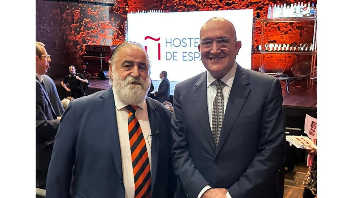 Javier Pérez Andrés junto al alcalde de Valladolid, Jesús Julio Carnero en el acto en el que recibe el ‘premio a la concordia' de la Hostelería de España’ - E.M.
