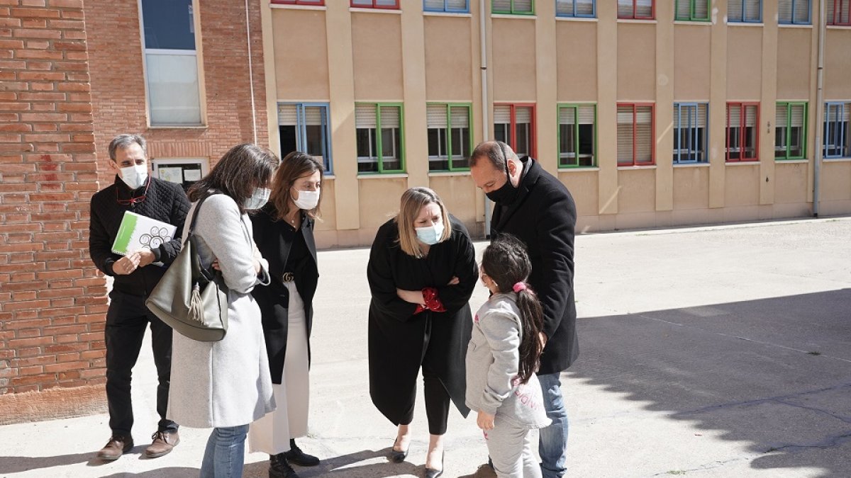 La consejera de Familia e Igualdad de Oportunidades, Isabel Blanco, conoce el proyecto de inserción social Pajarillos en Red. / ICAL