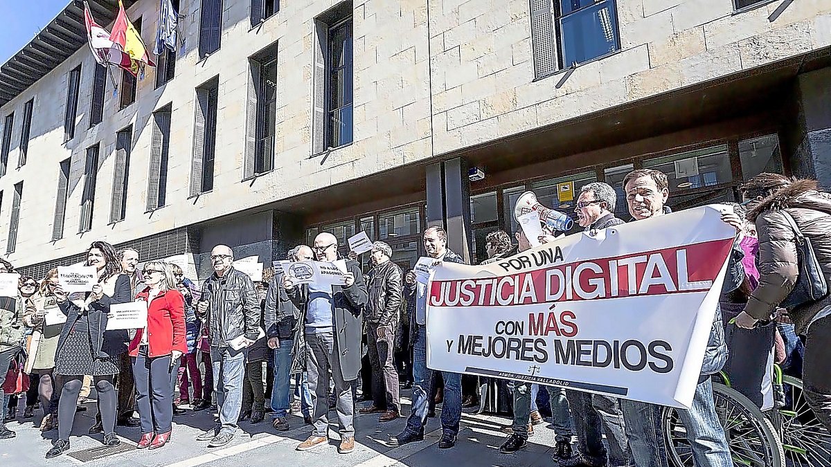Protesta de funcionarios de Justicia de Valladolid ante las puertas de los juzgados en una imagen de archivo.- ICAL