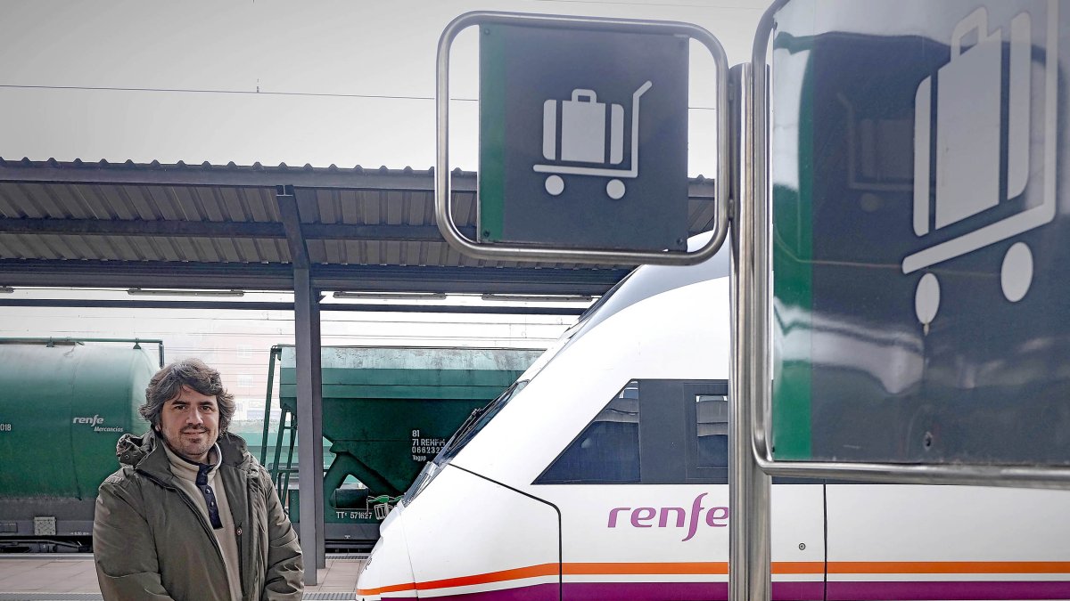 Alejandro Rosende, presidente de la Asociación Tren de Salamanca, en la estación. ENRIQUE CARRASCAL
