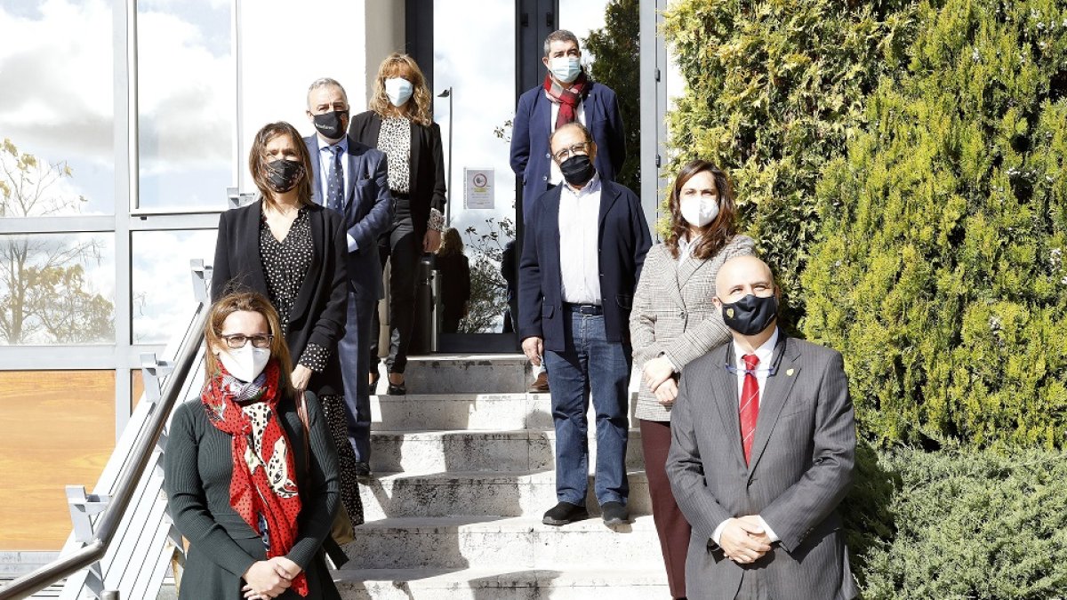 Carmen San Martín (Presidenta DO Rueda), Isabel Ibáñez Basterra (Caixabank), Luis Chico (Pte. Federación de Asociaciones de Turismo Rural), Alicia Iglesias (secretaria del jurado), Pablo Lago (director de EL MUNDO DE CASTILLA Y LEÓN), José Mª Ruiz (Presidente Grupo José María), Adriana Ulibarri (consejera delegada de EL MUNDO DE CASTILLA Y LEÓN)y Jorge Llorente Cachorro (Viceconsejero Desarrollo Rural Junta de Castilla y León). - J.M. LOSTAU