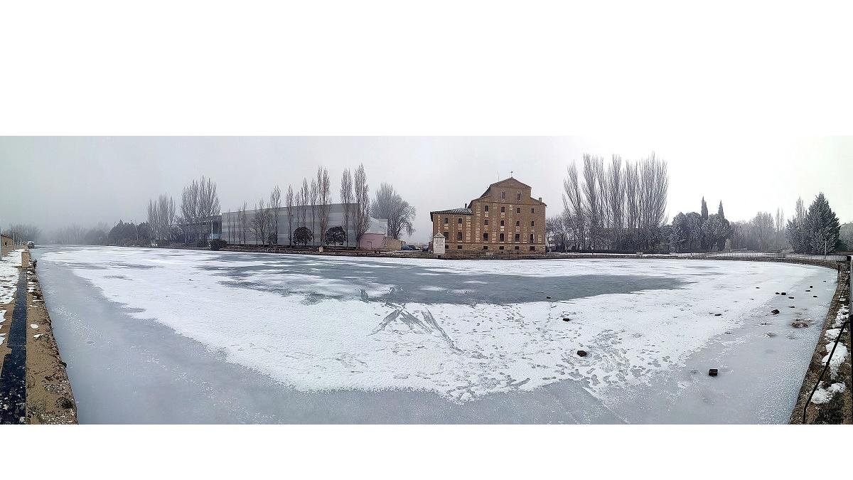 Agua congelada en la dársena del Canal de Castilla a su paso por Medina de Rioseco. -ICAL.