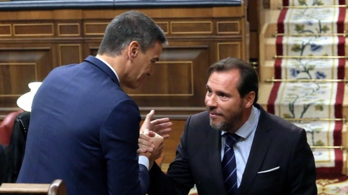 Pedro Sánchez felicita a Óscar Puente tras su réplica a Feijóo en la investidura fallida del líder del PP.- ICAL