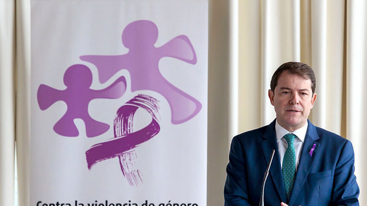 Alfonso Fernández Mañueco durante su intervención en  la reunión de Sección de Género del Observatorio de Castilla y León. E. M.