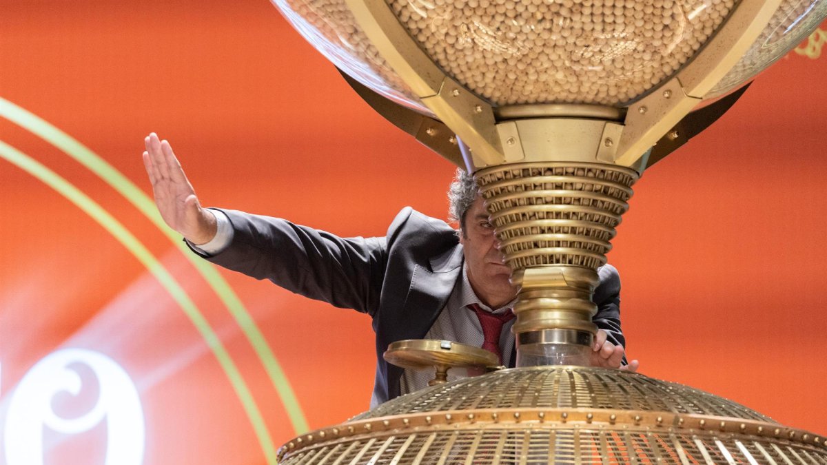Un hombre prepara los bombos para dar comienzo al Sorteo Extraordinario de la Lotería de Navidad 2022, en el Teatro Real de Madrid. -EP