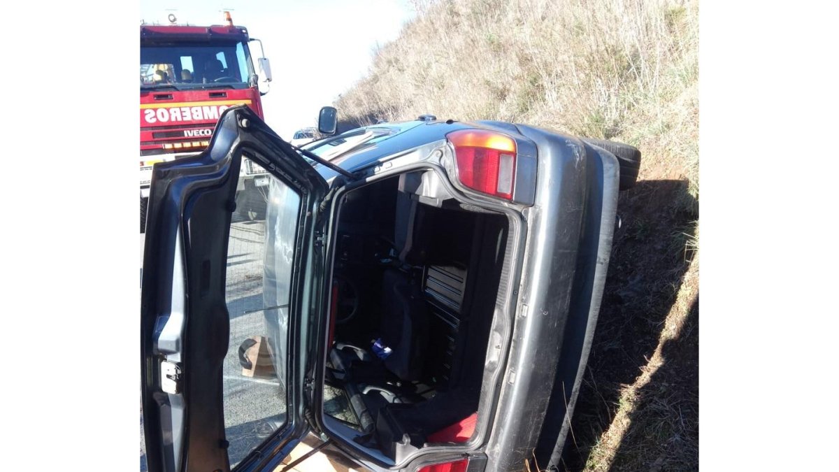 Un coche vuelca en Ponferrada tras salirse de la vía por una placa de hielo. / BOMBEROS DE PONFERRADA.