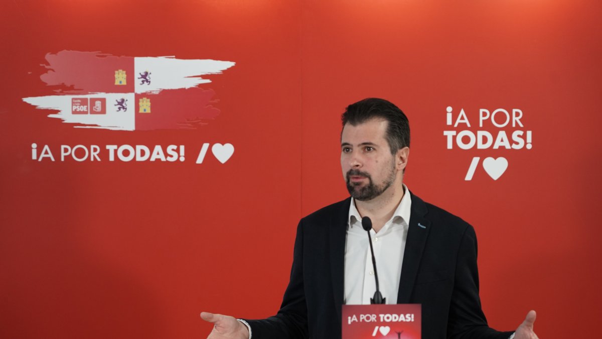 El secretario general del PSOE en Castilla y León y portavoz en las Cortes, Luis Tudanca, interviene en el Encuentro Navideño con la prensa. ICAL
