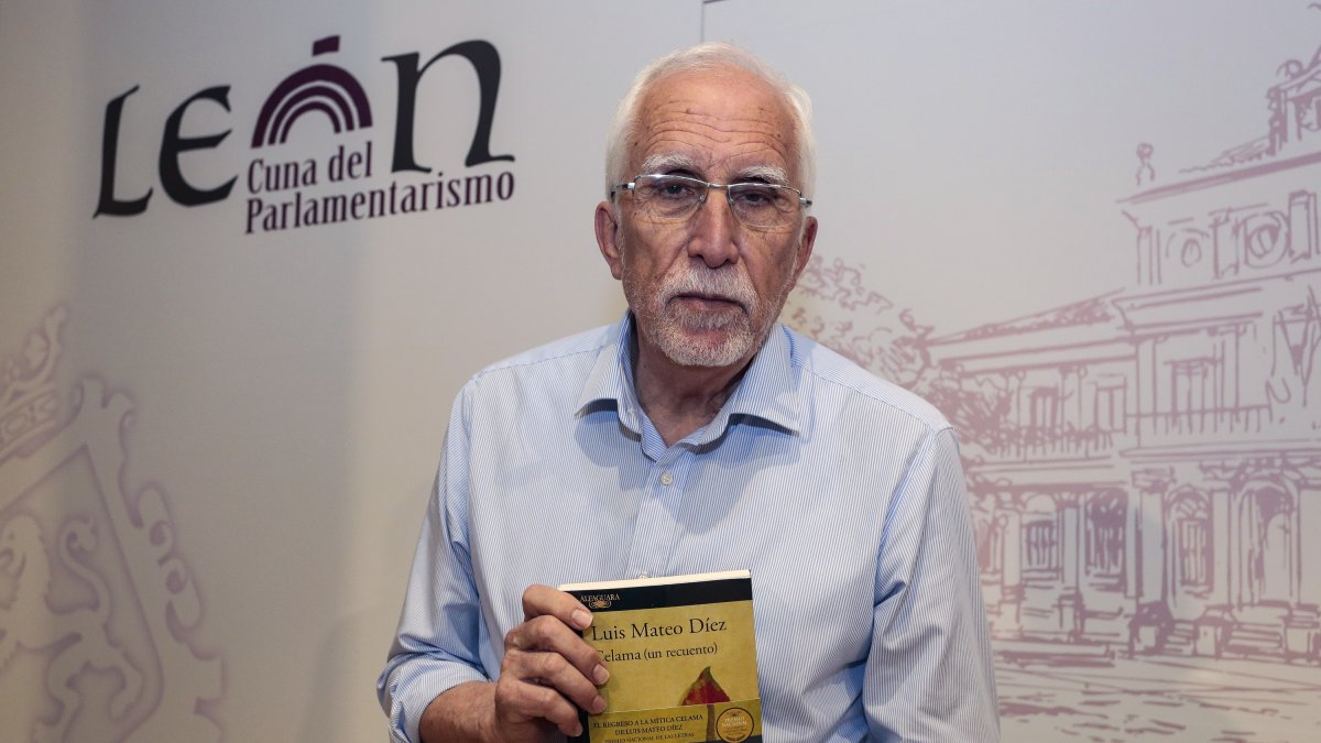 Luis Mateo Díez en una imagen de archivo en la Feria de León. ICAL