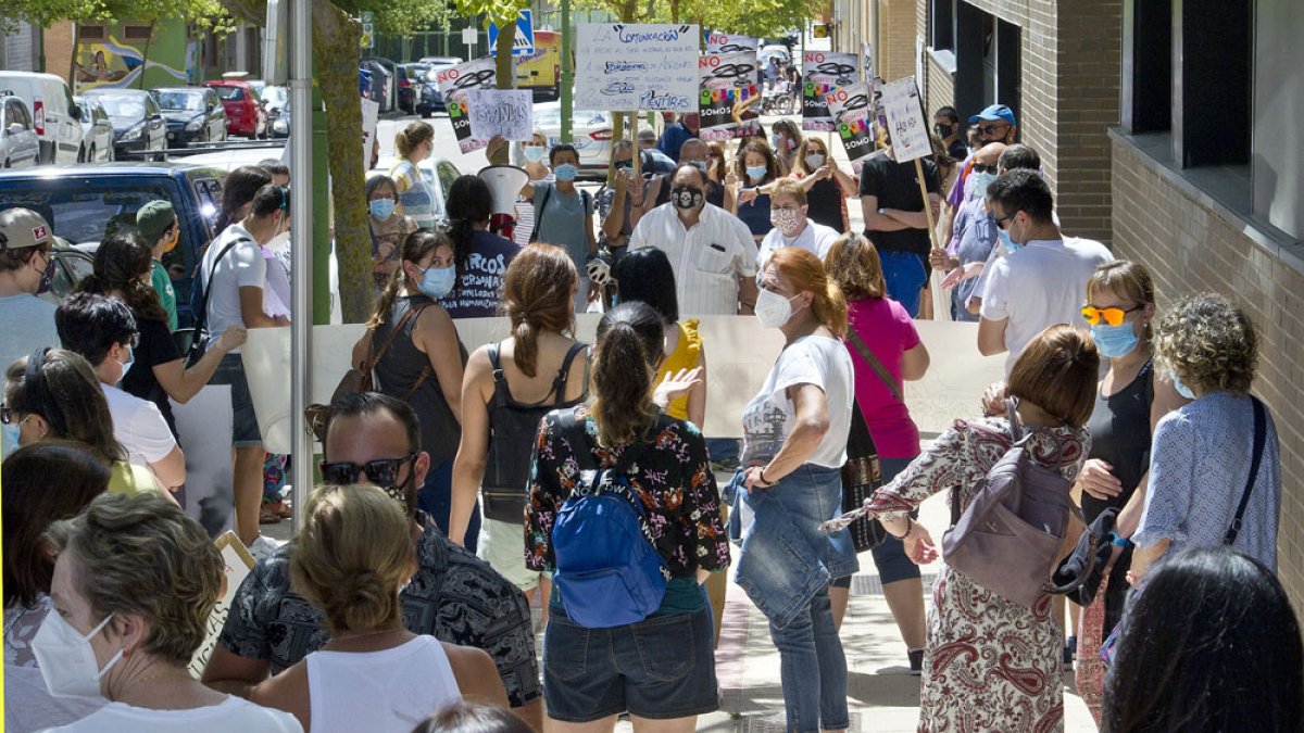 Imagen de una movilización frente a un centro de Aspanias. E.M.