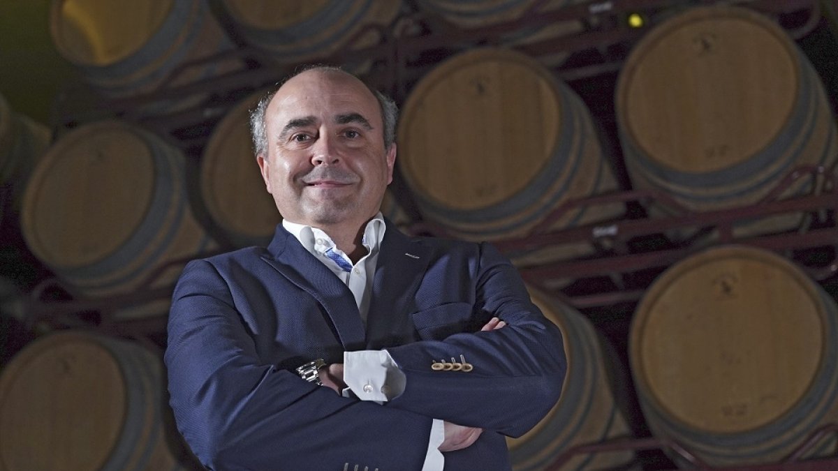Félix Solís, entre barricas en el interior de la bodega Pagos del Rey, en Toro. / E. M.