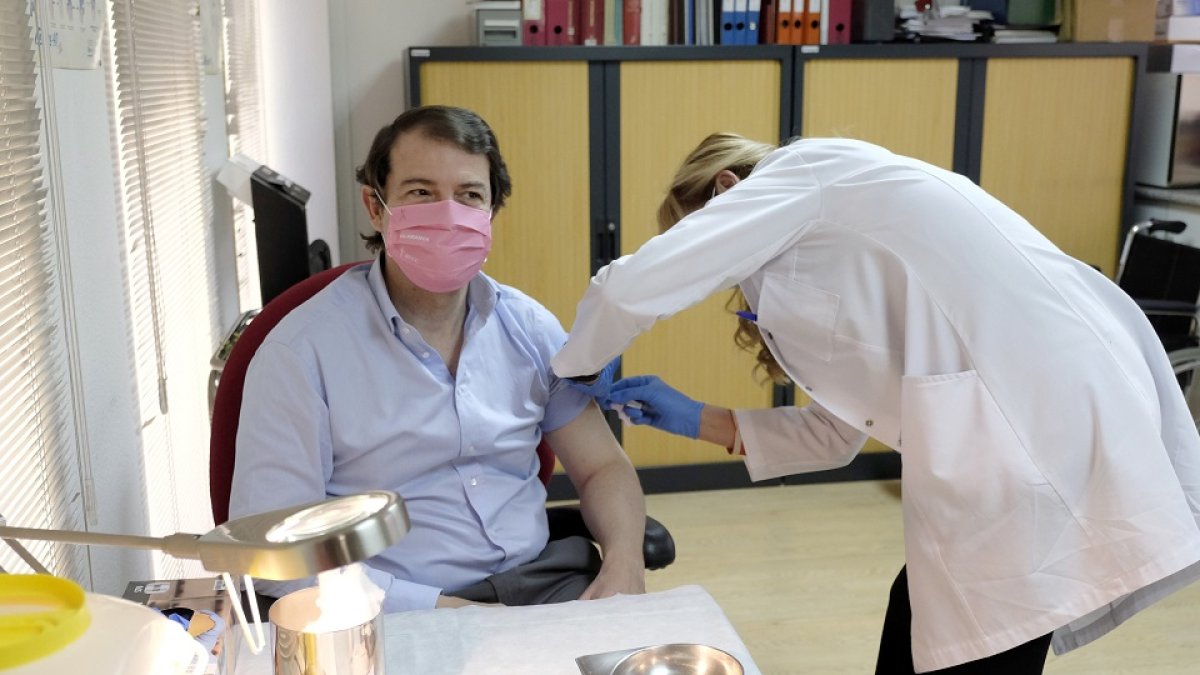 El presidente de la Junta, Alfonso Fernández Mañueco, se vacuna ante la gripe. EM