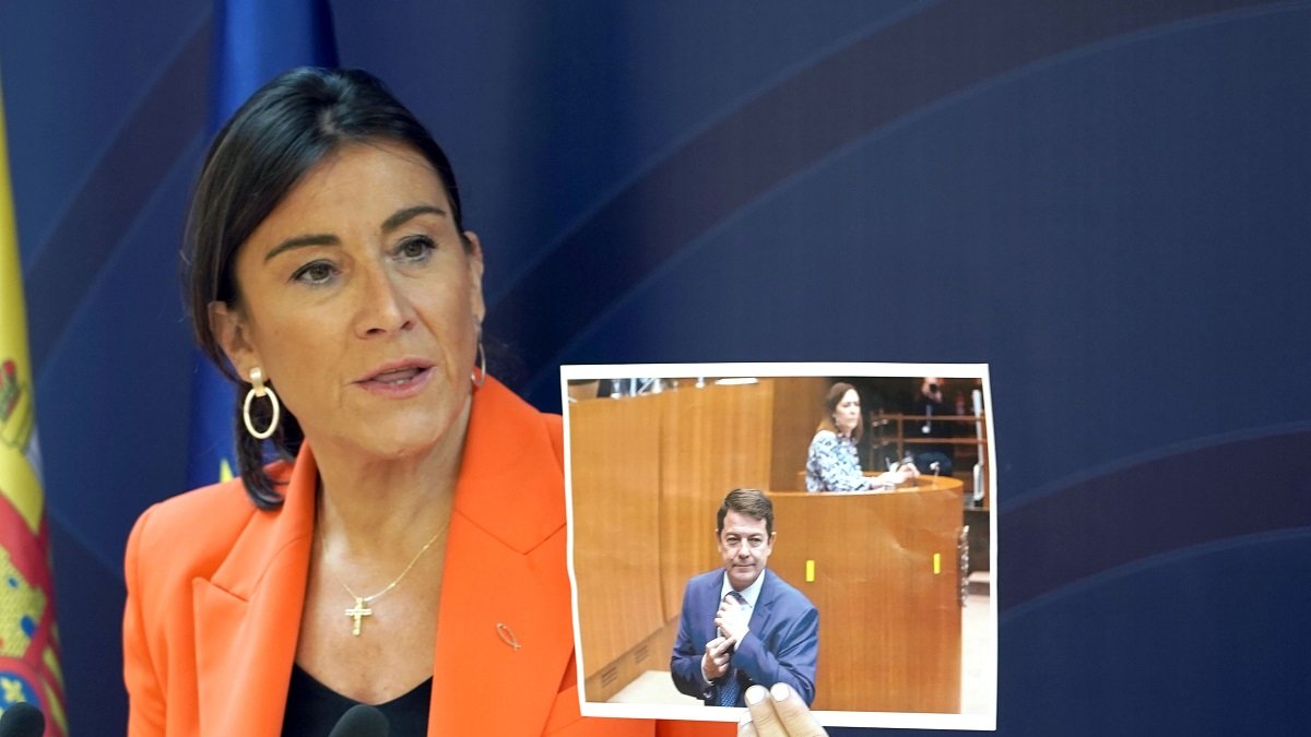 Ana Sánchez muestra una fotografía de Mañueco haciendo una peineta al salir de un pleno.- ICAL