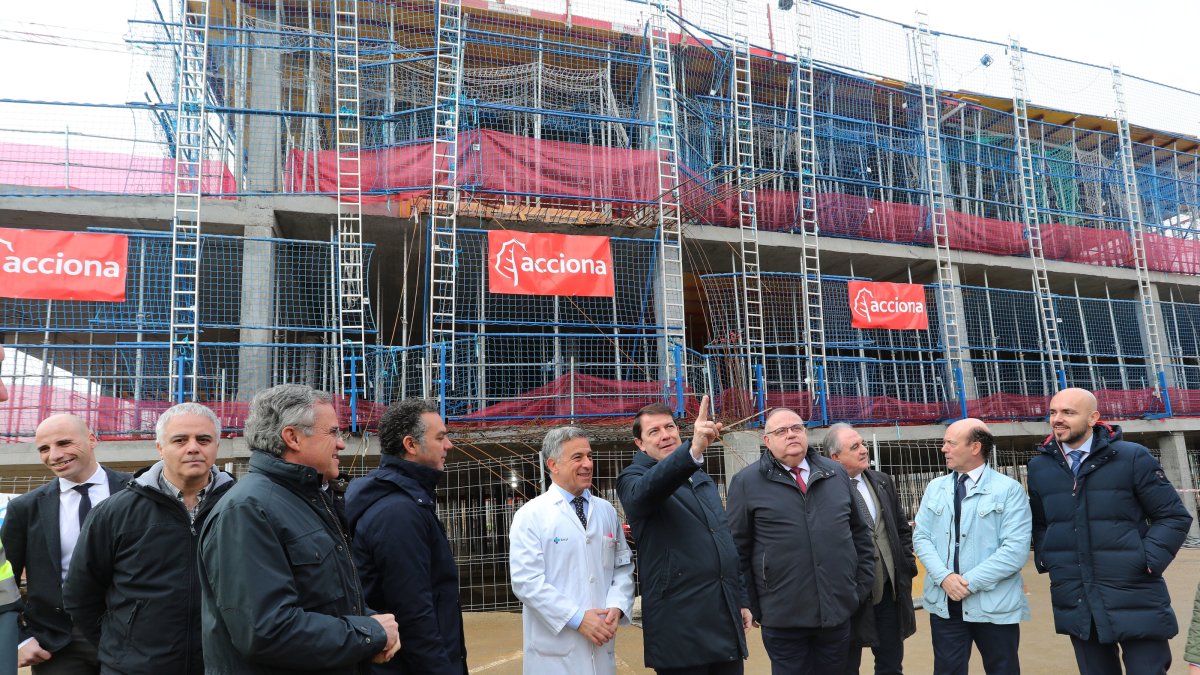 El presidente de la Junta de Castilla y León, Alfonso Fernández Mañueco, interviene después de la visita a las obras del nuevo bloque técnico del Complejo Asistencial Universitario de Palencia. ICAL