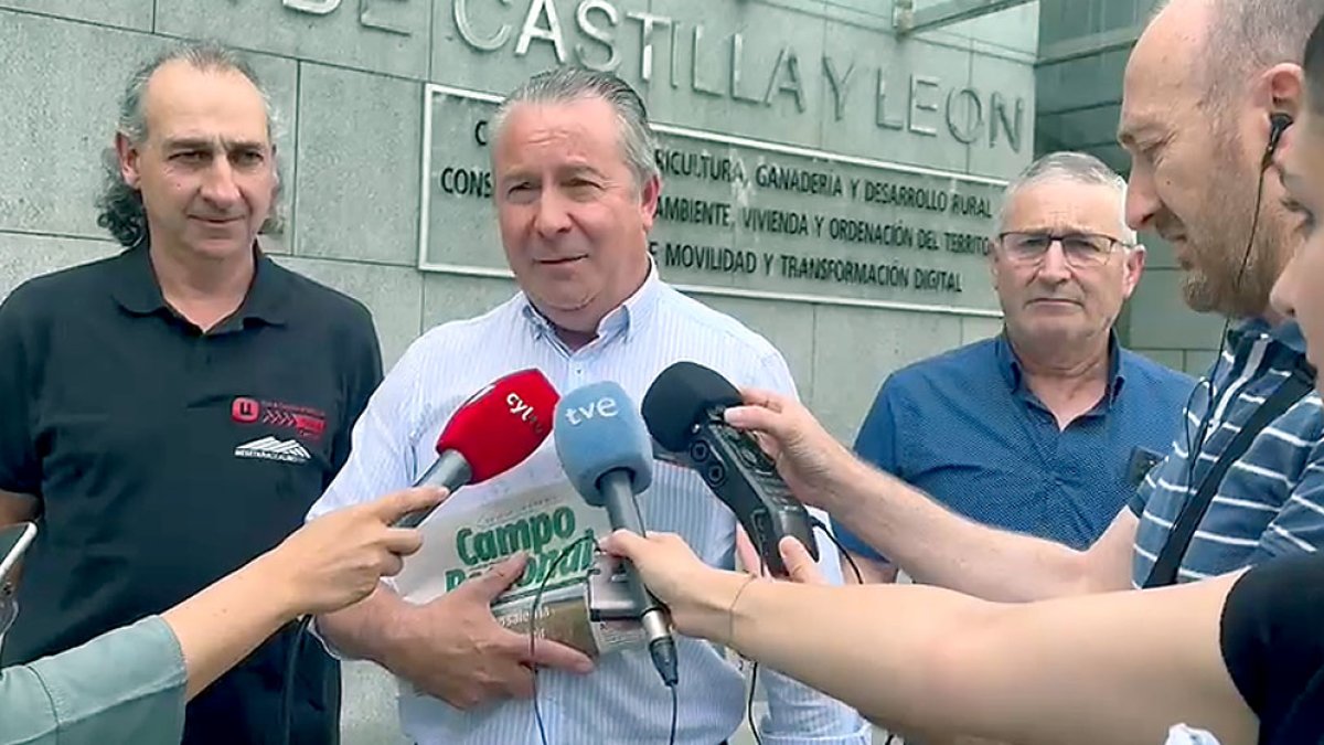 Los representantes de UCCL, Asaja y UPA-Coag comparecen ante los medios al término del Consejo Regional Agrario. ASAJA