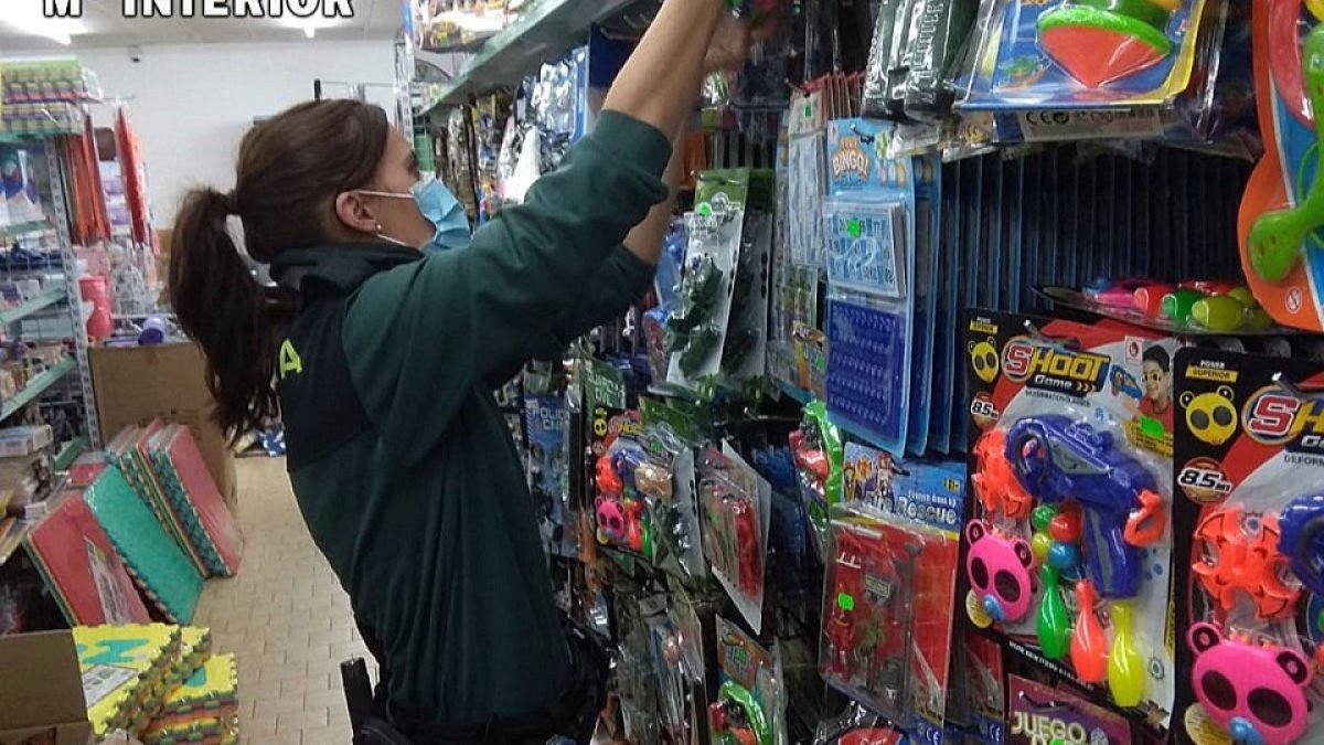 La Guardia Civil retira del mercado 5.000 juguetes peligrosos. ICAL
