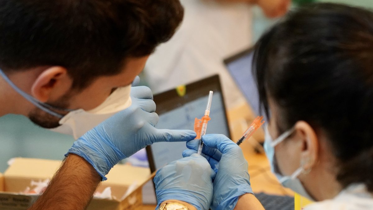 Inicio de la campaña de vacunación frente a la gripe y Covid-19 en residencias de ancianos de Castilla y León. ICAL
