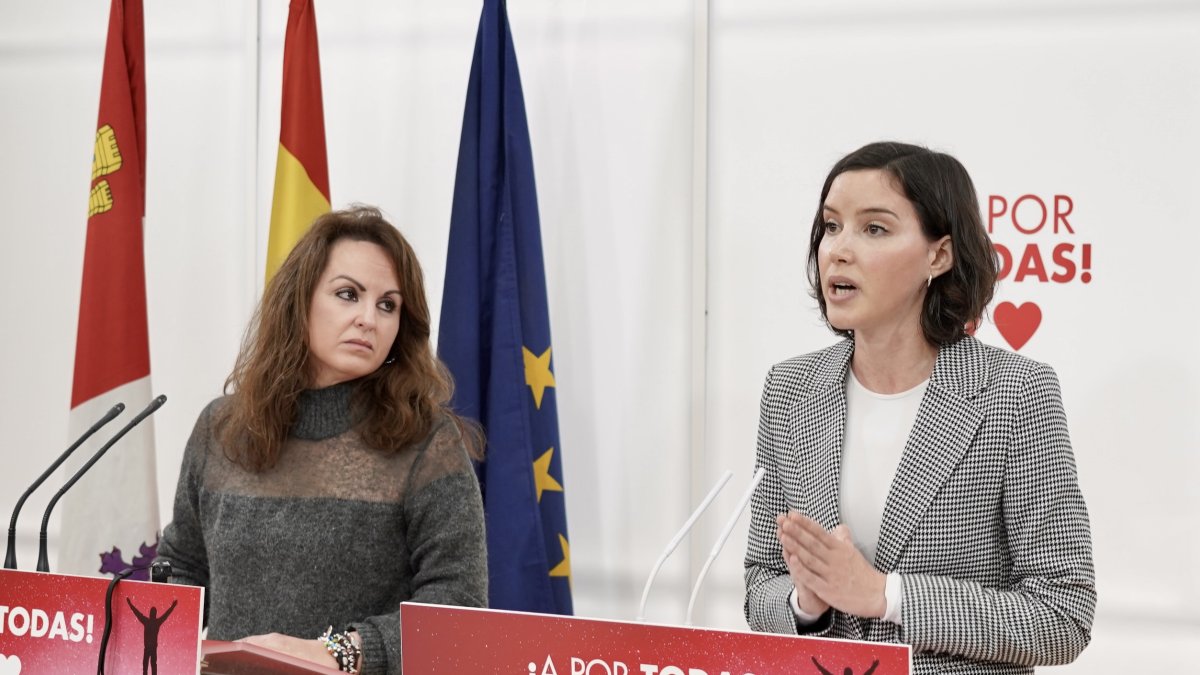 La secretaria de Igualdad de la Comisión Ejecutiva Federal del PSOE, Andrea Fernández, y la secretaria de Igualdad del PSOE de Castilla y León, Patricia Gómez, analizan en rueda de prensa las medidas de atención a la mujer embarazada aprobadas por la Junta de Castilla y León. ICAL