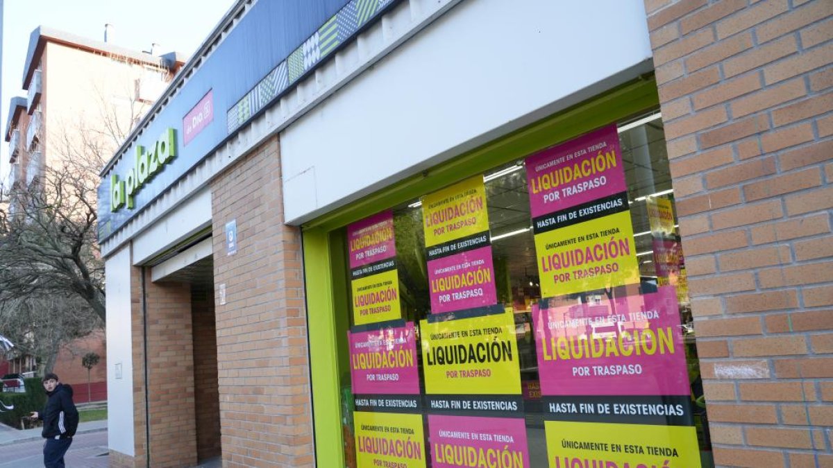 JUAN MIGUEL LOSTAU. 03/03/2023. VALLADOLID. COMUNIDAD DE CASTILLA Y LEÓN. SUPERMERCADO LA PLAZA-DIA EN LA CALLE BÁLAGO CON CARTELES DE LIQUIDACIÓN.
