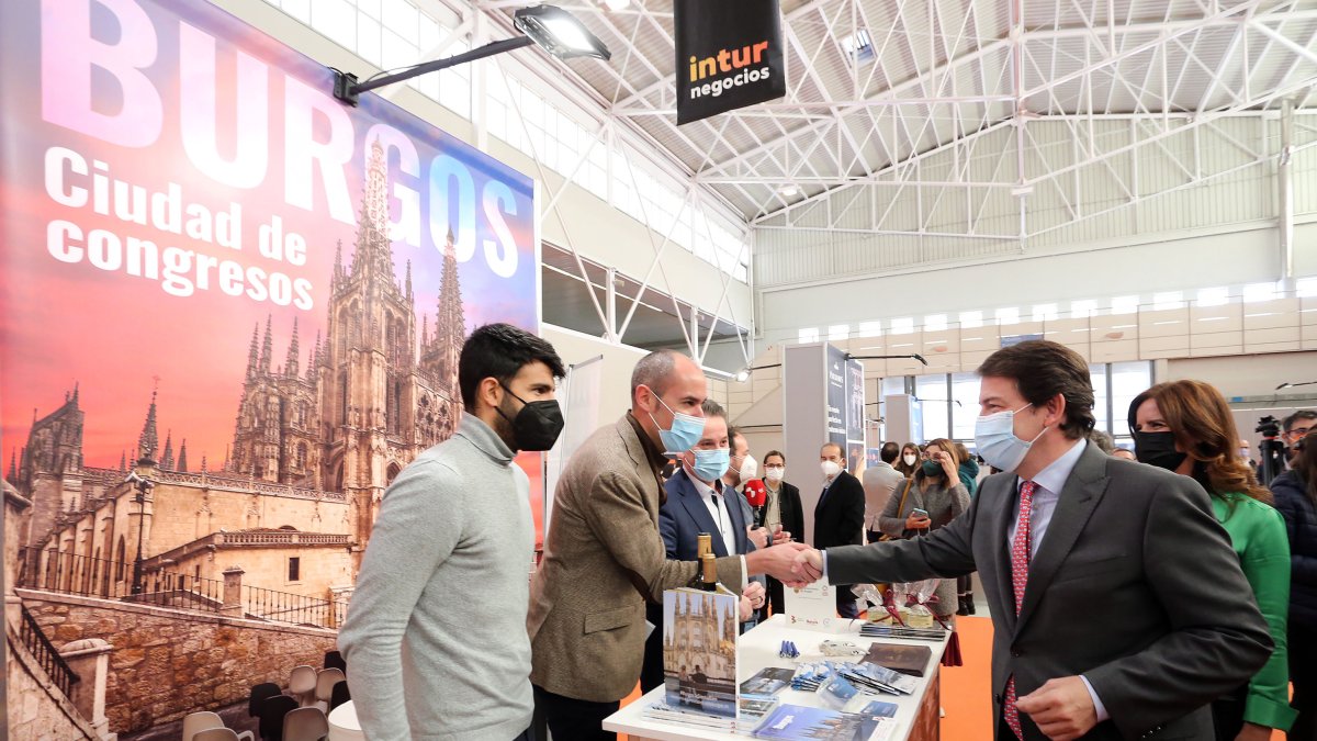 Imagen de archivo en la que se ve que el presidente de la Junta de Castilla y León, Mañueco, visitaba 'Intur Negocios' en Valladolid. - E.M.