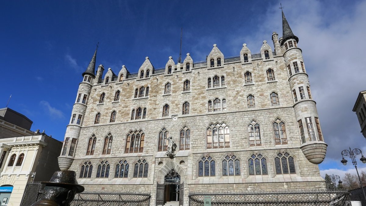 Fachada principal del edificio ‘Casa Botines’ de León, diseñado y construído por el arquitecto español Antonio Gaudí. - ICAL