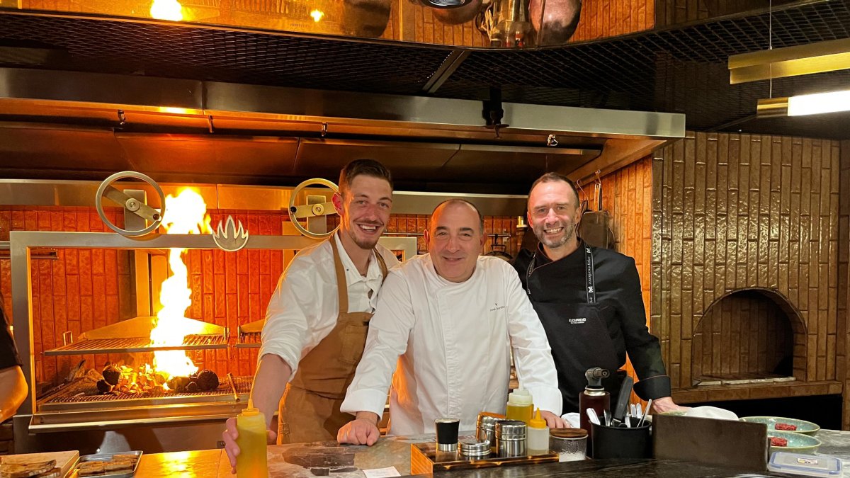 De izq. a drcha. Rodrigo Anel, director comercial y de exportación. José Gordón, maestro asador. Diego Zárate, responsable de ID.- E.M.