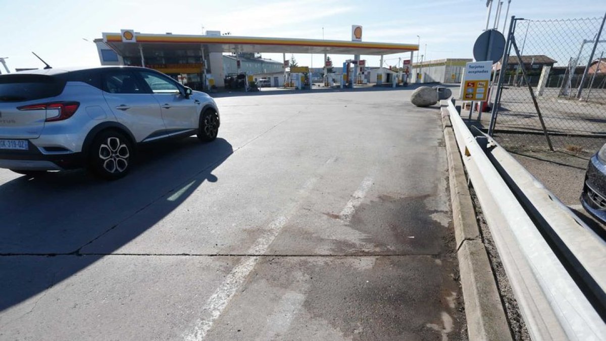 Restos del tiroteo en Villagonzalo Pedernales, cerca de una gasolinera. SANTI OTERO
