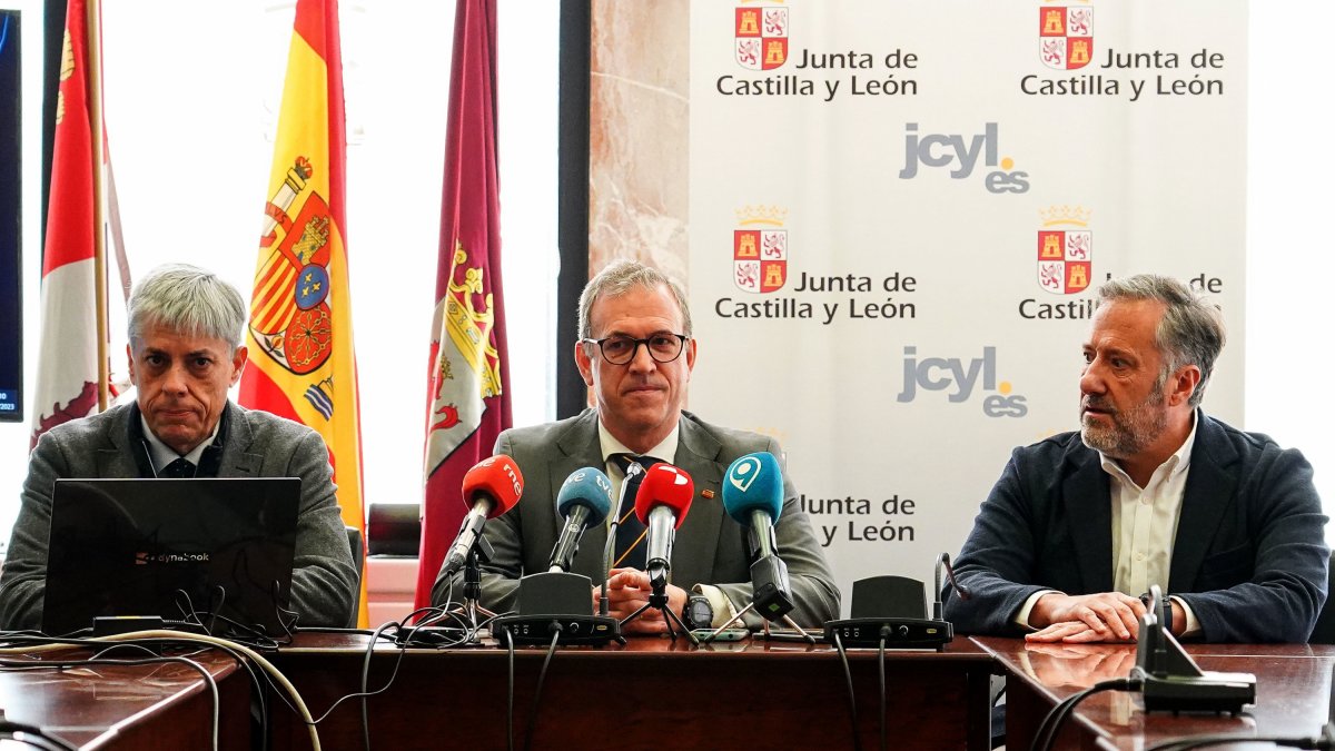 El consejero de Industria, Comercio y Empleo, Mariano
Veganzones, el presidente de las Cortes, Carlos Pollán, y el delegado territorial de la Junta
en León, Eduardo Diego - ICAL