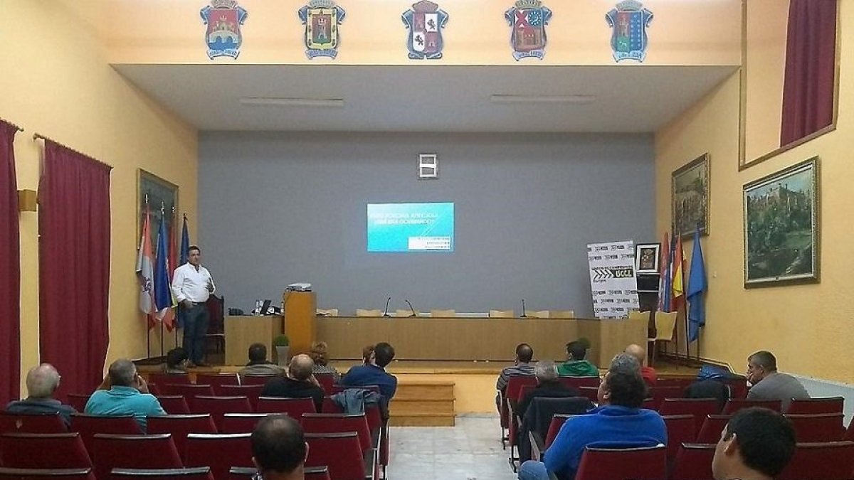 Las jornadas dedicadas a los purines del porcino de UCCL se celebraron en el Ayuntamiento de Lerma. (ECB)