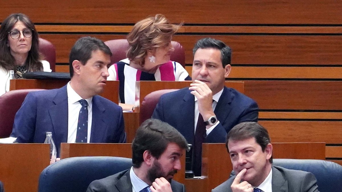 Juan García-Gallardo y Alfonso Fernández Mañueco, en el pleno de este miércoles. ICAL